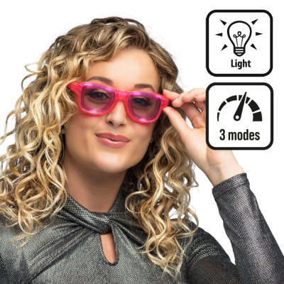 La femme porte des lunettes de f�te LED rose vif avec des montures en plastique �pais. Les lunettes ont des lumi�res int�gr�es et trois r�glages.