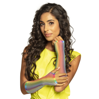 2 bras croisés avec des gants de pêche sans doigts aux couleurs de l'arc-en-ciel.