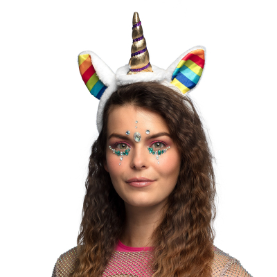 Een wit pluche tiara met oortjes in de kleuren van de regenboog en een goude unicorn hoorn met paarse pailletten.