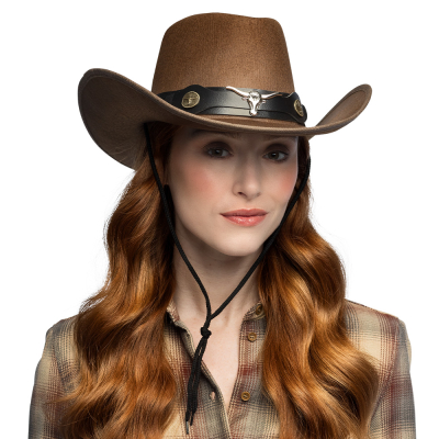 Vrouw met een bruine cowboyhoed, voorzien van een zilverkleurig stierensymbool en goudkleurige details op het bandje. De hoed heeft een kinriem en geeft een stoere westernlook, ideaal voor cowboy- en countrythemafeesten of carnaval.
