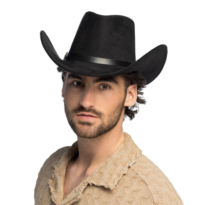 Man met een zwarte cowboyhoed met subtiel zwart bandje. De hoed heeft een klassieke westernstijl en is geschikt als accessoire voor cowboykostuums, themafeesten of carnaval.