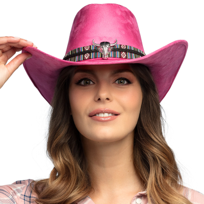 Un homme portant une chemise � carreaux en flanelle est coiff� d'un chapeau de cow-boy rose avec une bande de tissu au motif wild west et une t�te de taureau argent�e en guise de d�tails.