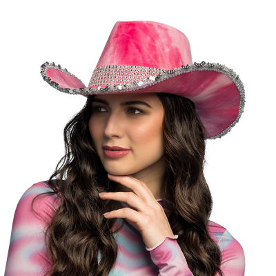 La femme porte un chapeau de cow-boy rose en velours avec un large bord richement d�cor� de strass. Id�al pour les carnavals, les festivals, les f�tes � th�me ou un enterrement de vie de jeune fille o� vous voulez briller de mille feux.