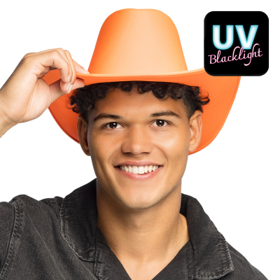 Eine Frau tr�gt einen neonorangen Cowboyhut, der im Schwarzlicht leuchtet, ideal f�r freche Partys, Festivals oder eine Neon-Mottoparty.