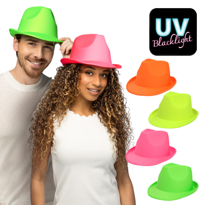 Homme et femme avec chapeaux de mafieux vert fluo et rose fluo qui brillent sous la lumière UV. Également disponibles en jaune fluo et orange fluo. Chapeaux festifs pour le carnaval ou les soirées fluo.
