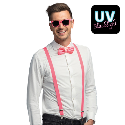 Lachende man draagt een witte blouse met donkere spijkerbroek in combinatie met een neon roze accessoireset bestaande uit een roze partybril, vlinderstrik en bretels.
