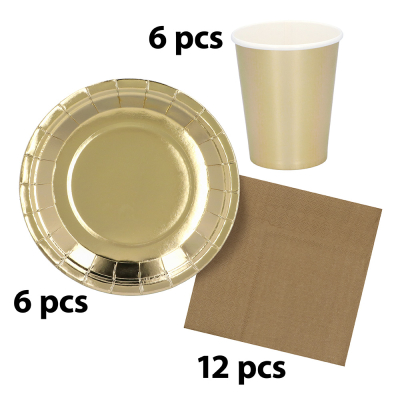 Set de fête doré avec 6 assiettes, 6 gobelets et 12 serviettes pour les petites fêtes, idéal pour les anniversaires, le Nouvel An ou les apéritifs élégants.