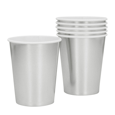 Gobelet en papier argenté de 25 cl pour les boissons lors de fêtes luxueuses, du Nouvel An ou d'un événement à thème glamour.