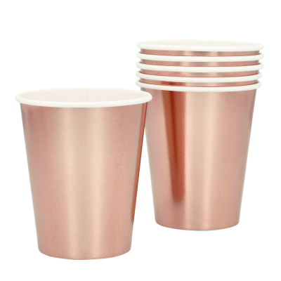 Gobelet en papier rose gold de 25 cl pour les boissons lors de fêtes luxueuses, du Nouvel An ou d'un événement à thème glamour.