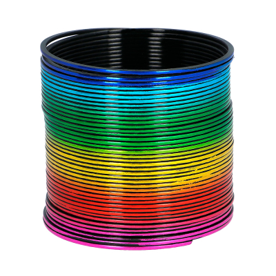 Eine gebogene Treppenfeder in metallischen Regenbogenfarben.