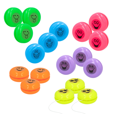 18 jojo's met verschillende glimlachende gezichtjes en kleuren: oranje, roze, geel, groen, paars en blauw.