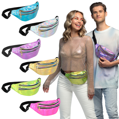 Vrouw draagt felgeel heuptasje om haar middel en een man draagt een paars heuptasje schuin over zijn borst. Naast hen zie je los 6 heuptasjes in verschillende kleuren: blauw, zolver, paars, goud, geel, roze.