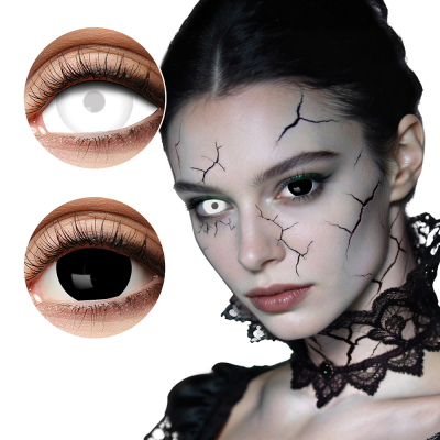Une femme porte un costume d'Halloween gothique, un maquillage effrayant et des lentilles de contact blanches et noires, ce qui lui donne l'air d'une poupée démoniaque ou d'une sorcière.