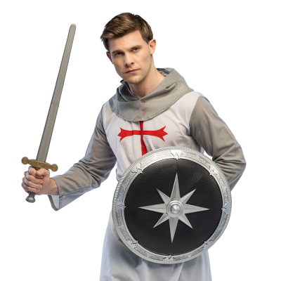 Een jonge man is verkleed als stoere ridder en heeft als accessoires een schild met ster in het midden en een lang ridderzwaard vast om zijn kostuum compleet te maken.