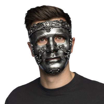 Mann mit detaillierter Silbermaske, geeignet f�r Maskenb�lle oder venezianischen Karneval.