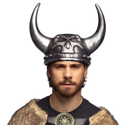 Un homme portant une cape de viking a un casque de viking argenté avec un motif de crâne et de hautes cornes, comme accessoire pour un costume de viking robuste pour Halloween ou le carnaval.
