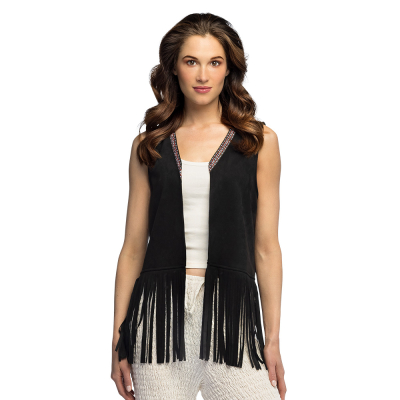 Frau in schwarzer Hippie-Strickjacke mit Fransen und bunten Details am Halsausschnitt, kombiniert mit einem wei�en Top und einer wei�en Hose. Geeignet f�r Hippie- und Flower-Power-Partys, Karneval oder eine Retro-Themenparty.