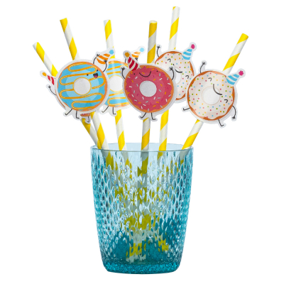 Een blauw glas gevuld met 6 geel,wit gestreepte papieren rietjes versierd met donut figuurtjes in 3 verschillende designs.