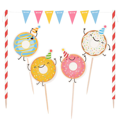 Onderdelen van de Boland taartdecoratie kit bestaande uit 4 lachende donut figuurtjes op prikkers, een mini vlaggenlijntje en 2 rood wit gestreepte papieren rietjes met houten prikkers erin.