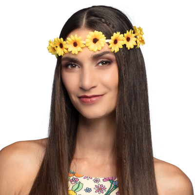 Femme portant un bandeau avec des fleurs jaunes.