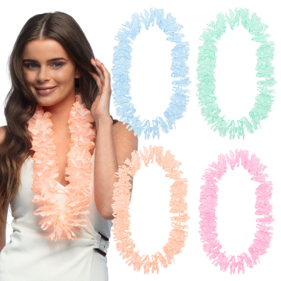 4 Hawaii-Blumenkränze in den Pastellfarben Blau, Rosa, Mint und Lachs und eine Frau, die einen lachsfarbenen Hawaiikranz trägt
