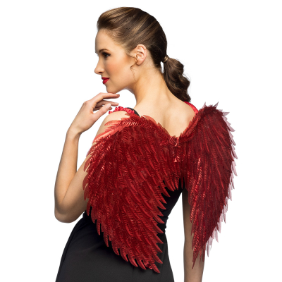 Vrouw met verleidelijke rode engelenvleugels met een elegante glans. Perfect voor een themafeest, Halloween of carnaval.