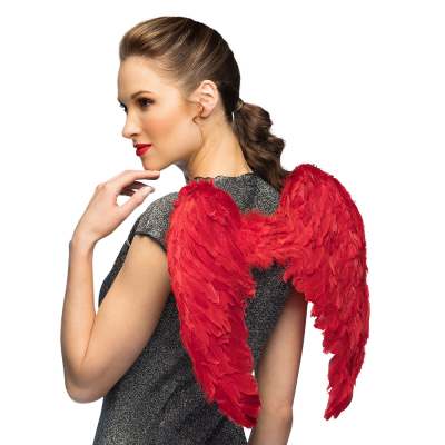 Vrouw met verleidelijke rode engelenvleugels met veren. Perfect voor een themafeest, Halloween of carnaval.