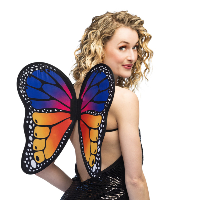 Vrouw met kleurrijke vlindervleugels in oranje, blauw en roze tinten � feestelijk kostuumaccessoire voor carnaval, festivals en sprookjesachtige themafeesten.