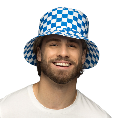 Mann mit blau-weiß kariertem Bayern-Fischerhut. Perfekter Eimerhut für eine Bierparty.