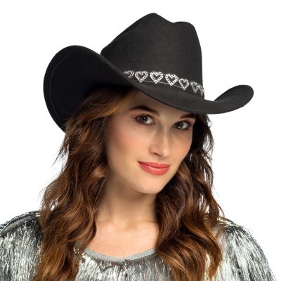 Vrouw met zwarte cowboyhoed versierd met glinsterende hartjes, stijlvol accessoire voor country themafeesten, carnaval en festivals.