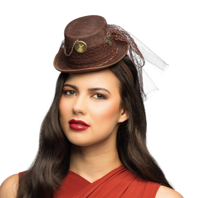 Vrouw met stijlvolle bruine steampunk tiara met kleine tophoed versierd met kant en tandwieltjes en een sluier. Perfect om een carnaval- of cosplay kostuum compleet te maken.