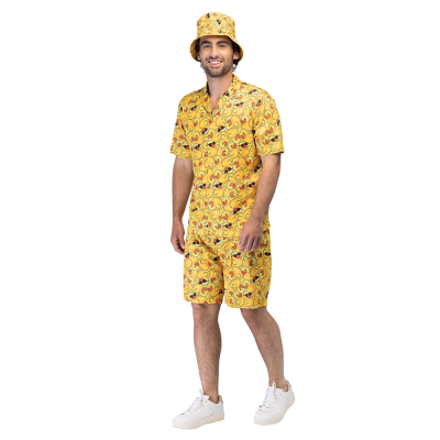 Un jeune homme porte une tenue de fête amusante avec un chemisier à manches courtes, un short et un chapeau à godet assorti, le tout dans le même imprimé amusant de canards jaunes. 