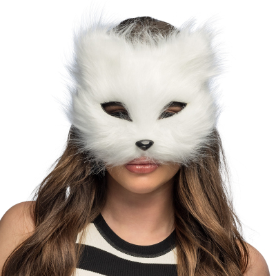 Frau mit wei�er flauschiger Katzenmaske mit spitzen Ohren und schwarzer Nase - geheimnisvolles und verspieltes Accessoire f�r Karneval, Mottopartys oder Kinderkost�me.