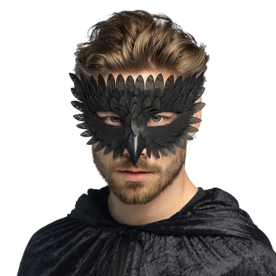 Mann mit schwarzer Vogelmaske aus Federn und spitzem Schnabel - geheimnisvolles und elegantes Accessoire f�r Karneval, Maskerade oder Mottopartys.