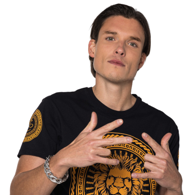 Ein Mann steht in einer toughen Pose und trägt ein silbernes Gliederarmband um sein Handgelenk, um sein Hip-Hop-Outfit zu vervollständigen.