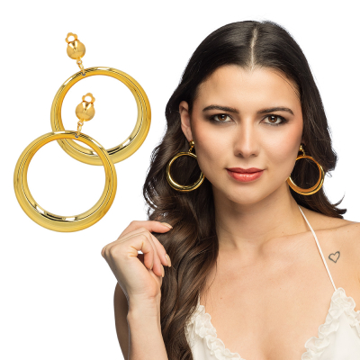 Une femme porte deux grandes boucles d’oreilles orientales en or, de style danse du ventre. Les boucles d’oreilles sont également représentées en gros plan.