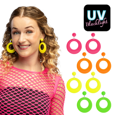 Een vrouw draagt een neonroze retro netshirt en heeft neongele 80's oorbellen in met grote ronde ringen. Daarnaast zie je de oorbellen in 4 kleuren groot afgebeeld: neonroze, neongroen, neongeel en neonoranje.