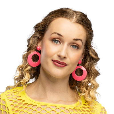 Une femme porte un débardeur rétro jaune fluo et des boucles d’oreilles rose fluo des années 80 composées de grands anneaux ronds.