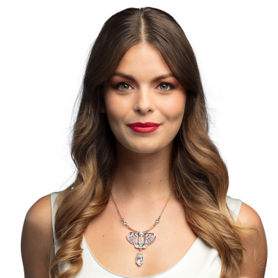 Vrouw met een ketting in Egyptische stijl.