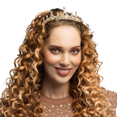 Femme portant un diad�me en or avec des pierres scintillantes - accessoire �l�gant et f�erique pour une tenue de princesse, un carnaval ou une f�te � th�me.