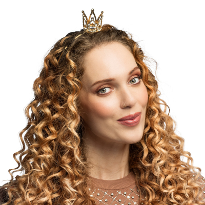 Vrouw met diadeem met daarop een klein gouden kroontje � subtiel en feestelijk accessoire voor prinsessenoutfit, vrijgezellenfeest of themafeest.