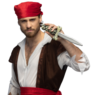 Un homme habillé en pirate tient une fausse dague avec un manche en forme de tête de mort comme accessoire de son costume de pirate.
