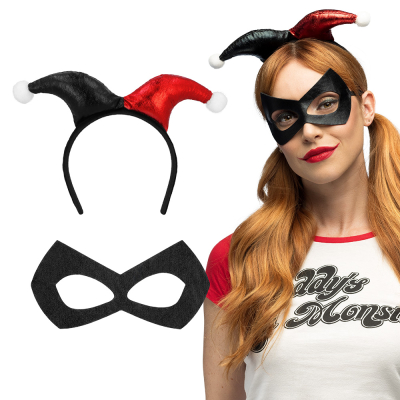 Une femme déguisée en joker porte un diadème avec un chapeau de joker et un masque noir assorti pour compléter sa tenue de clown d'horreur pour Halloween ou le carnaval.