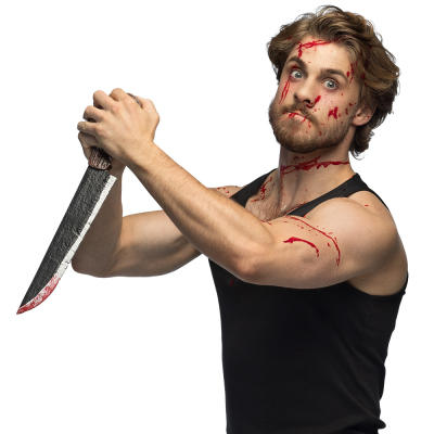 Un homme avec du faux sang sur le corps et le visage tient une fausse dague décorée à la pointe avec du faux sang comme accessoire pour un costume d'Halloween.