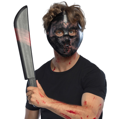 Gefälschte Halloween-Machete mit einer Blutspur und eine gruselige Halloween-Maske mit Löchern und Blutspuren.