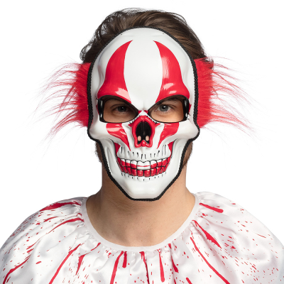 Mann mit halber Gesichtsmaske eines Killerclowns in Wei� mit roten Akzenten und roten Haarb�scheln an der Seite.