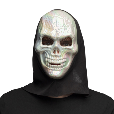 Un homme porte un masque de squelette avec un crâne perlé et une cagoule noire, comme accessoire pour un terrifiant costume d'Halloween.