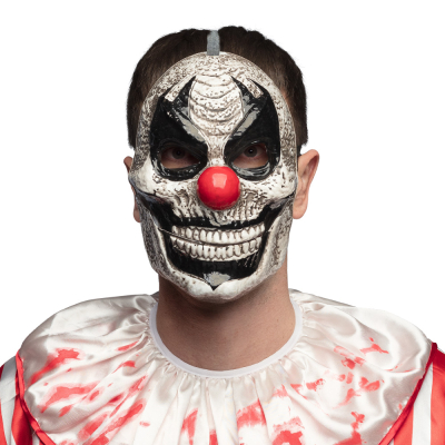 Un homme porte un costume de clown d'horreur gore pour Halloween, accessoirisé d'un masque de clown d'horreur noir/blanc avec mâchoire mobile et grand nez rouge proéminent.