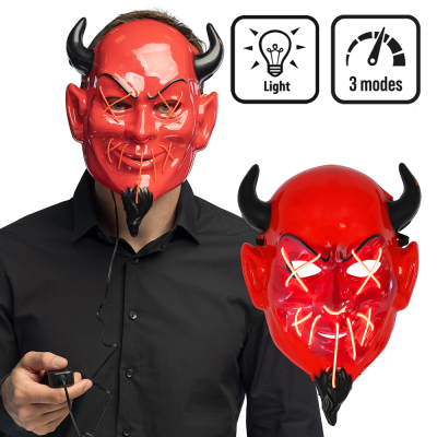 Un homme porte un masque LED rouge diabolique avec 3 modes d'éclairage différents contrôlables par télécommande, comme accessoire pour un costume d'Halloween diabolique.