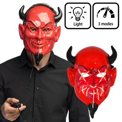 Ein Mann trägt eine rote LED-Teufelsmaske mit 3 verschiedenen, per Fernbedienung steuerbaren Lichtmodi, als Accessoire für ein teuflisches Halloween-Kostüm.